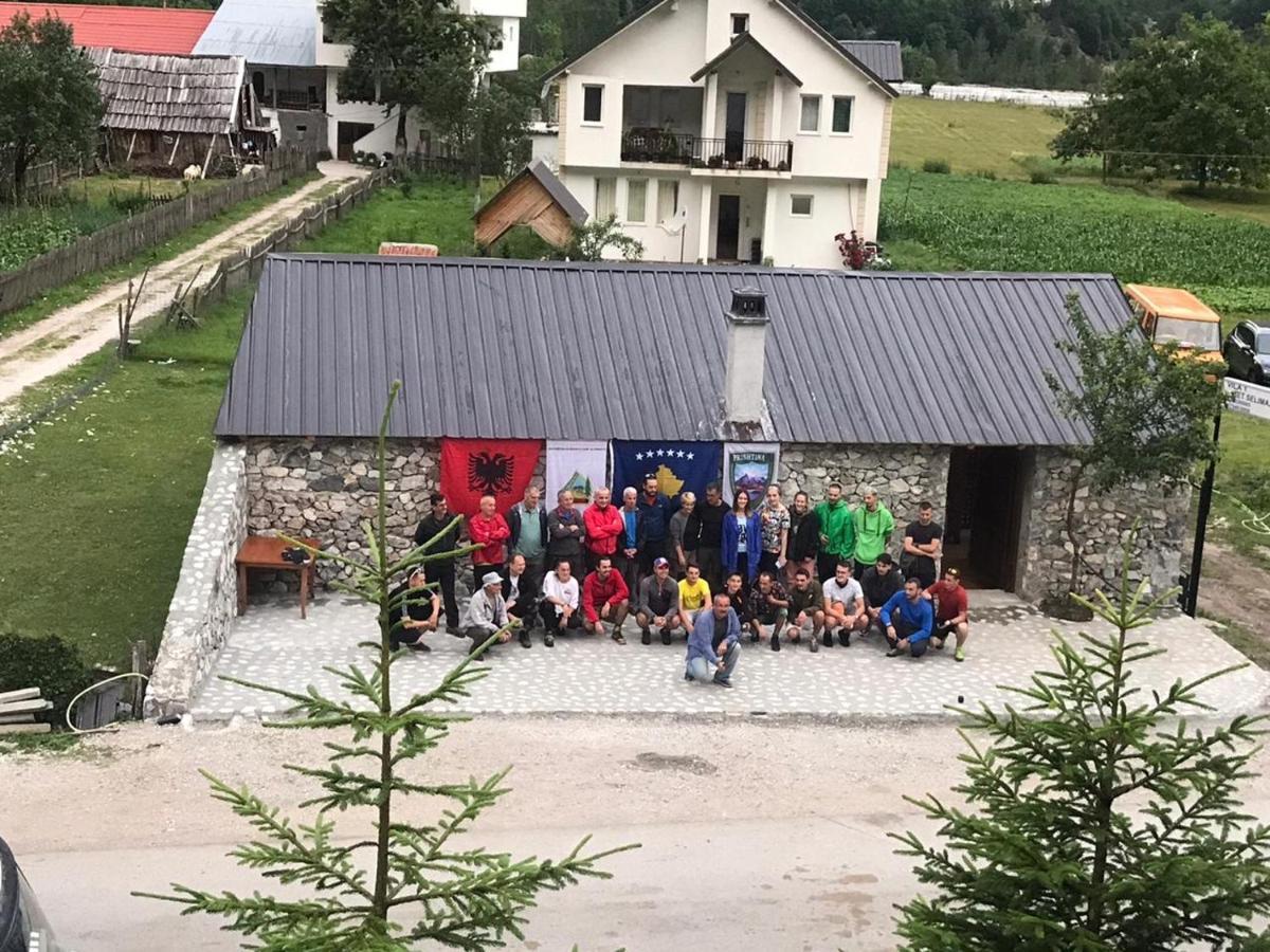 Hotel Bujtina Izet Selimaj Valbone Exterior foto